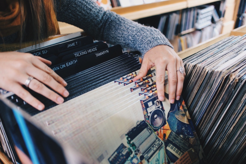 boutique-BEAULIEU SUR MER-min_vinyl_records_store_shopping_retro_music_audio_album_rock-684576